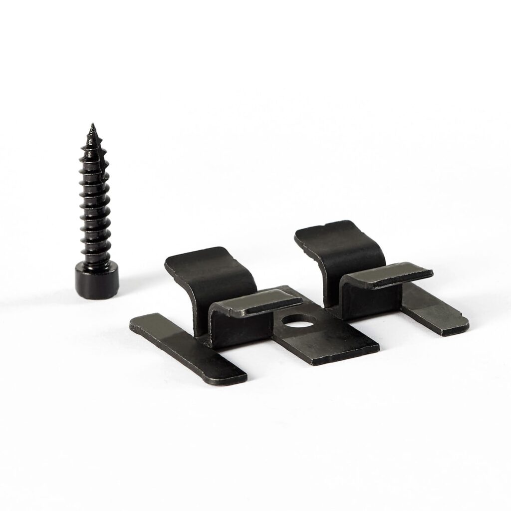 Juodi WPC terasinių lentų tvirtinimo laikikliai ir varžtas, NaturInForm detalės
