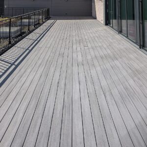 Pilka NaturInForm Naturline WPC stogo terasa su metaliniu turėklu