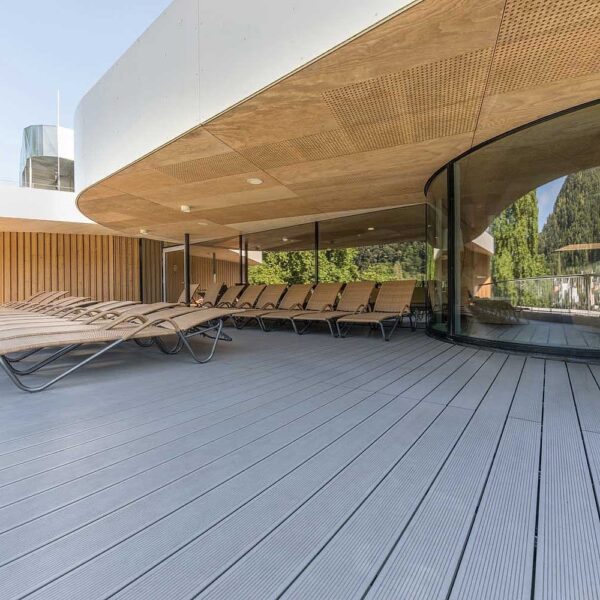 Pilka NaturInForm Robust WPC terasa su gultais prie SPA pastato