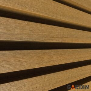 Rumbuota WPC fasado dailylentė Gardin Deco Wall, rudos spalvos, su giliais grioveliais fasadui