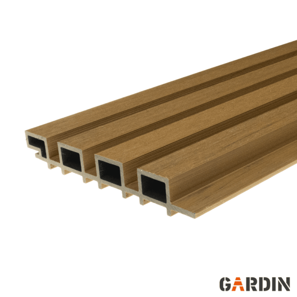 WPC fasado dailylentė Gardin Deco Wall, cinamono-tiko rudos spalvos, rumbuotas tuščiaviduris profilis
