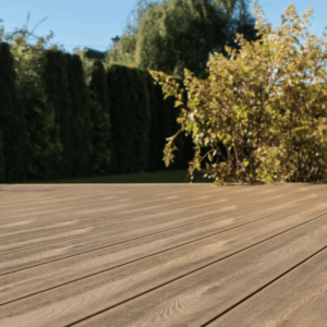 Ruda WPC Gardin Natur terasa kieme su žaluma rudenį