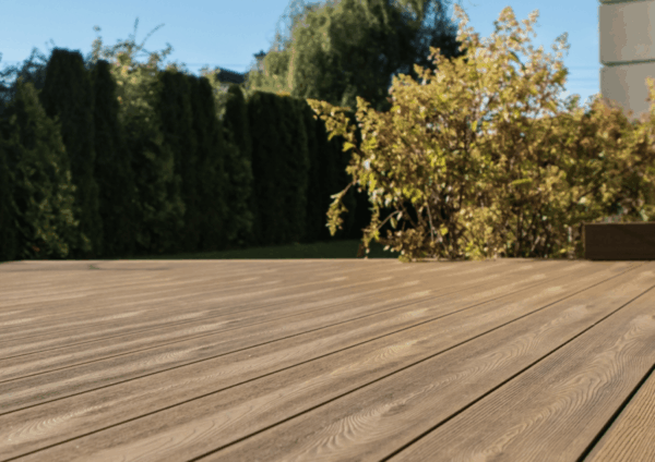 Ruda WPC Gardin Natur terasa kieme su žaluma rudenį